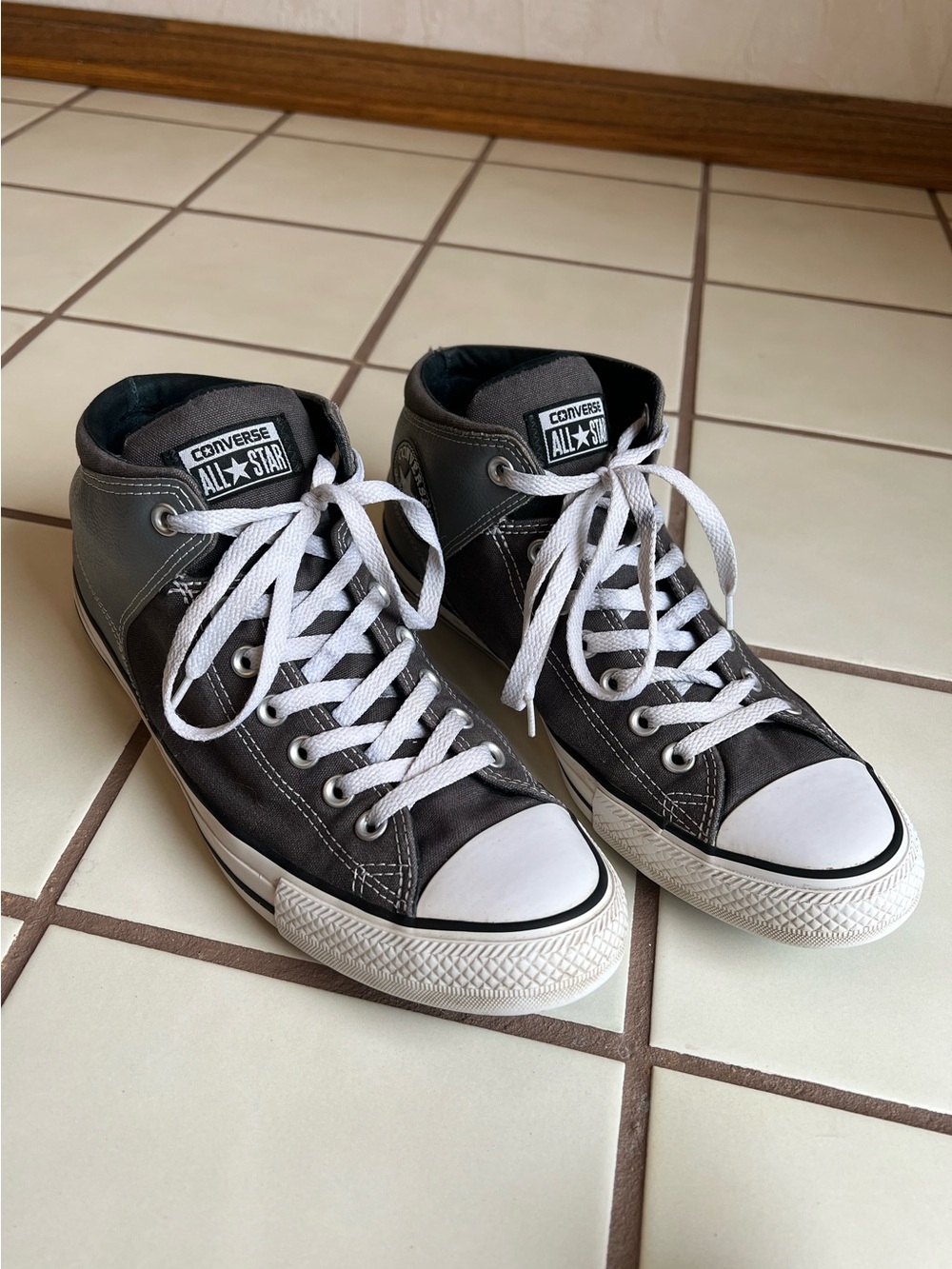 Men’s converse sz 10 grey two toned shoes